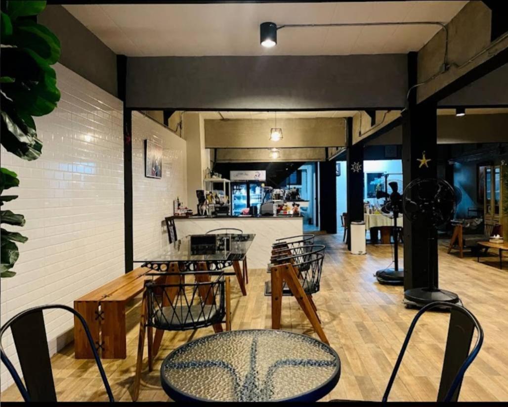 Captain Joe Cafe & Hostel HHQ Exterior foto